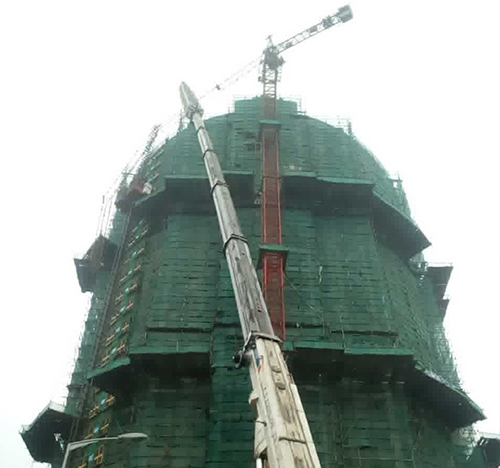六安吊车在工地上作业